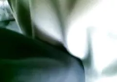 Die Brünette denkt entweder daran, Frühstück zu kochen oder auf kostenlose xxx pornos dem Sofa zu masturbieren