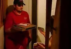 Der Schwanz eines riesigen Typen dringt kaum in die enge Muschi einer porn tube frei Brünette ein