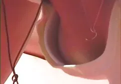 Muskulöser Macho, der nahe dem Kamin fingert gratis hd sex