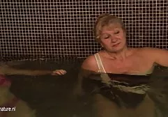 Sexy schwarze Kellnerin serviert Jungs anal free pirno clips