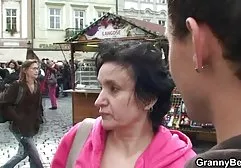 Vollbusiger Kerl mit einer haarigen Muschi prno frei von einem Kerl gefickt