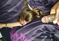 Mysteriöse Dame saugt gekonnt Schwanz kostenlos sex xxx