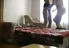 Zwei junge Babes, hart gefickt xxx die Spaß auf der Couch haben