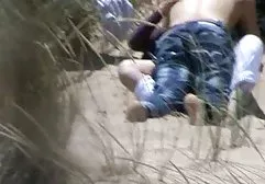 Schönheit saugt Schwänze nur in xxx pornohirsch Höschen