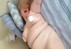 Schwarzes Babe masturbiert auf kostenlose porn film dem Bett