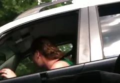 Brünette lutscht Schwanz in free porn videos handy der Dusche