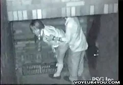 Ein gebuttertes Mädchen, das einem xxx pornoseite Glatzkopf einen Schwanz fingert