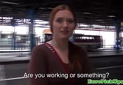 Süßes Mädchen masturbiert auf free porn filme der Couch