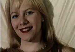 Reife Babe mit einer coolen Figur saugt einen Schwanz in der Küche für ihren dicke titten free porn Ehemann