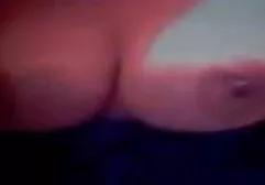 Alesia streichelt ihre rasierte gratis sex tube Muschi